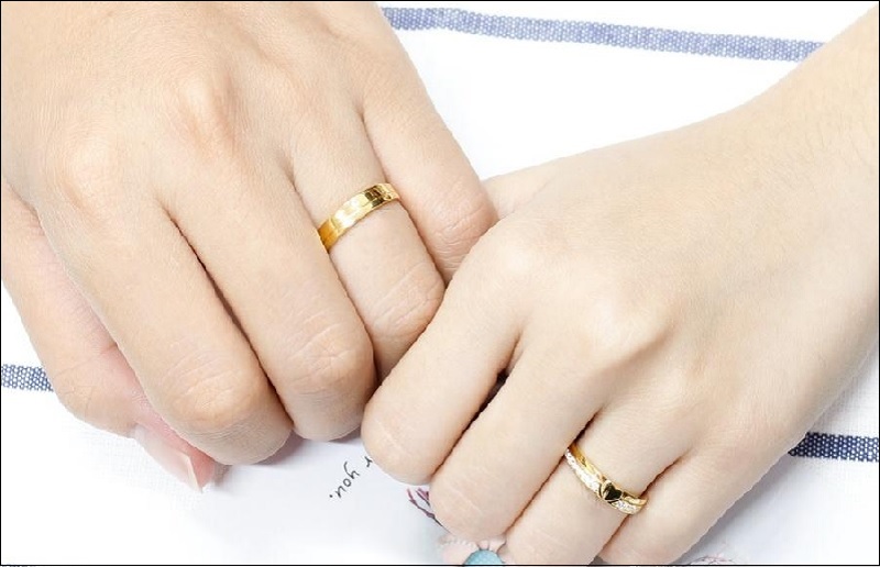 Th&ocirc;ng thường người ta thường đeo nhẫn v&agrave;o ng&oacute;n &uacute;t b&agrave;n tay tr&aacute;i